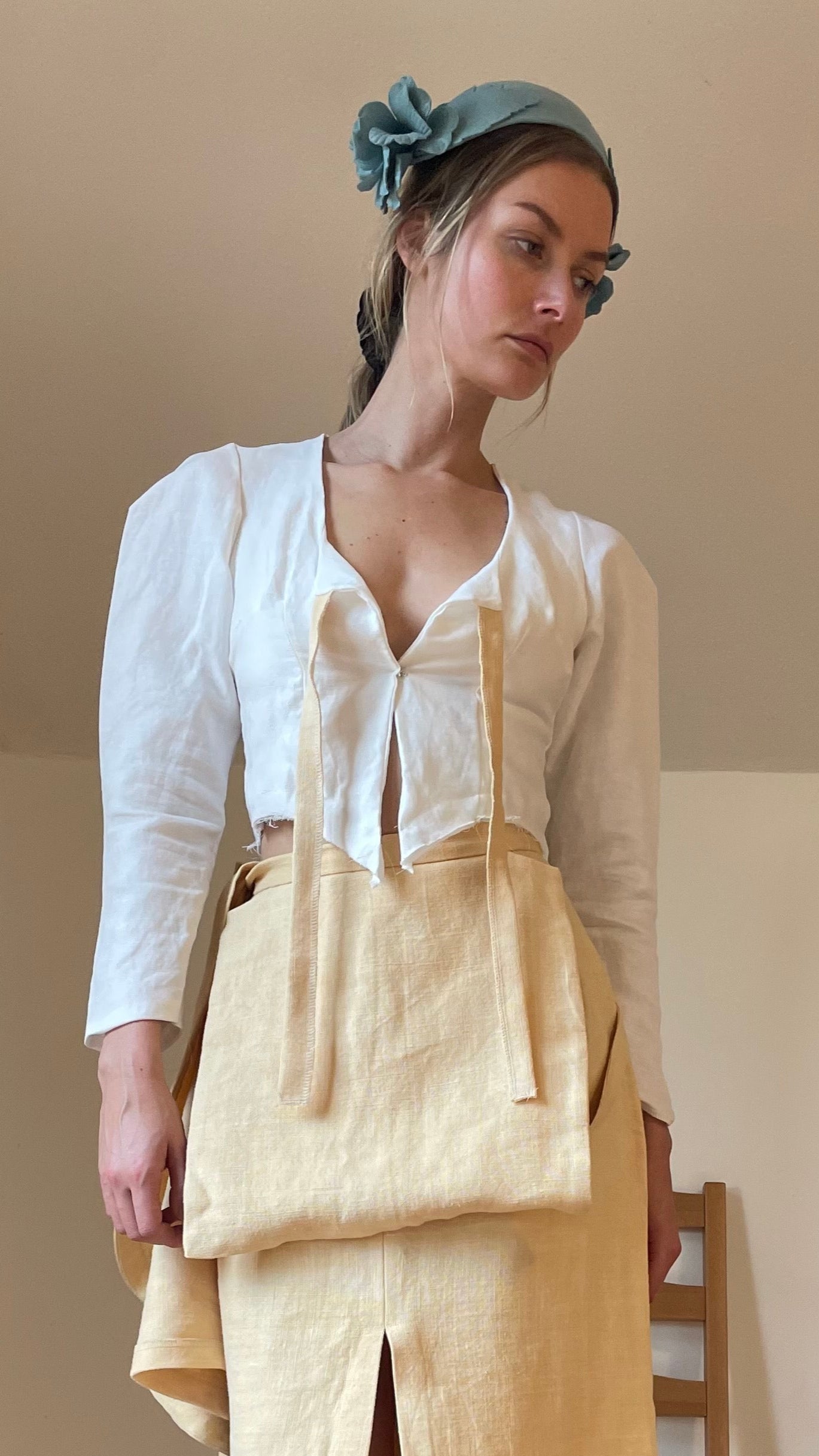 Shouldered top in white