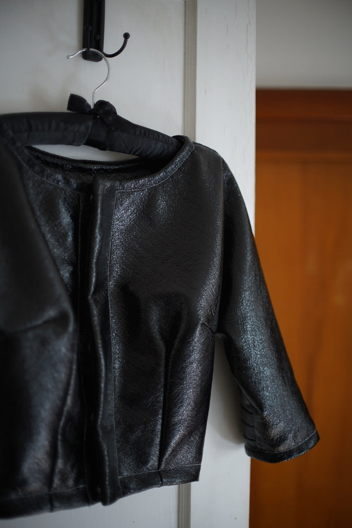 Crops coat in vinyl